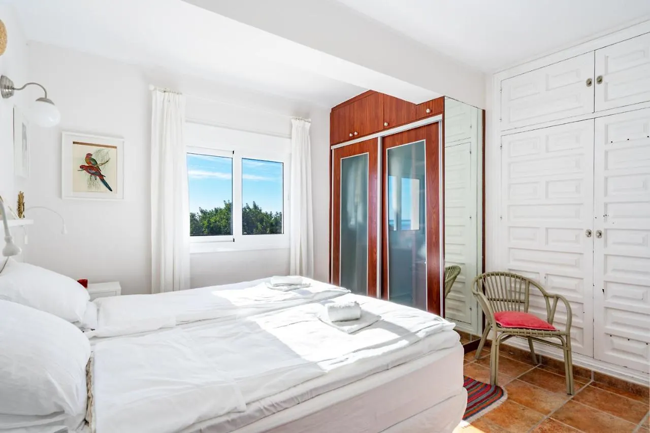 Апартаменты Lovely Beachfront Flat With Sunny Balcony Ref 40 Фуэнхирола